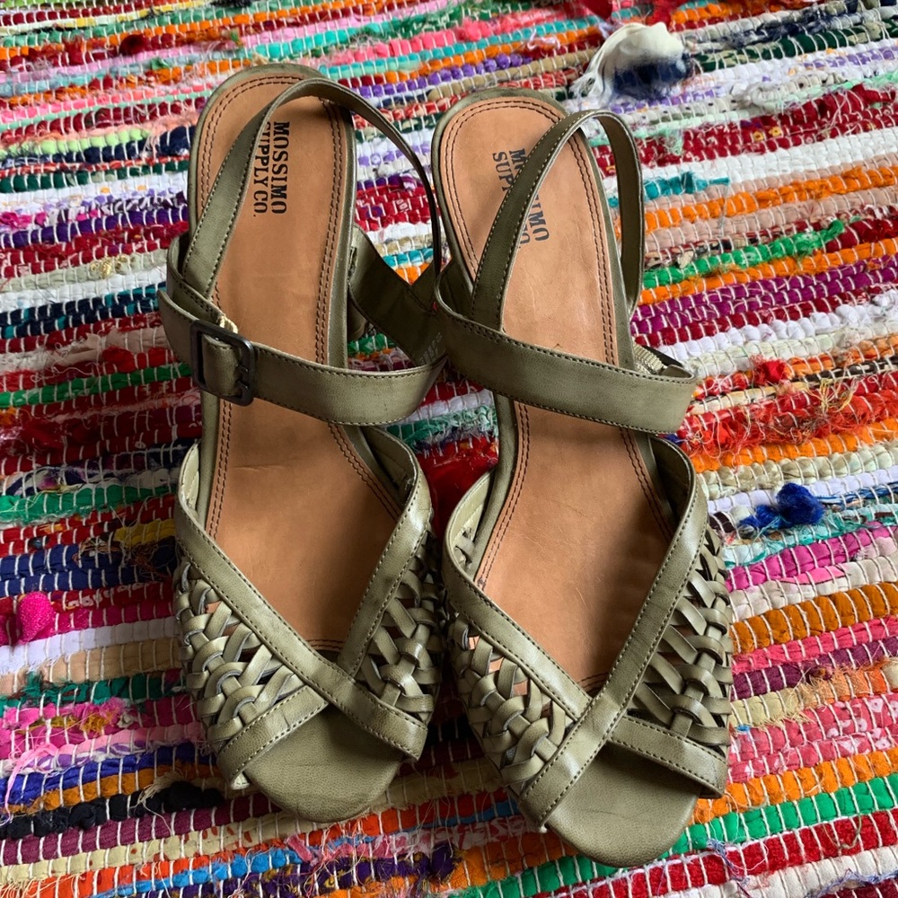 BEAUTIFUL OLIVE PEEP TOE HEELS